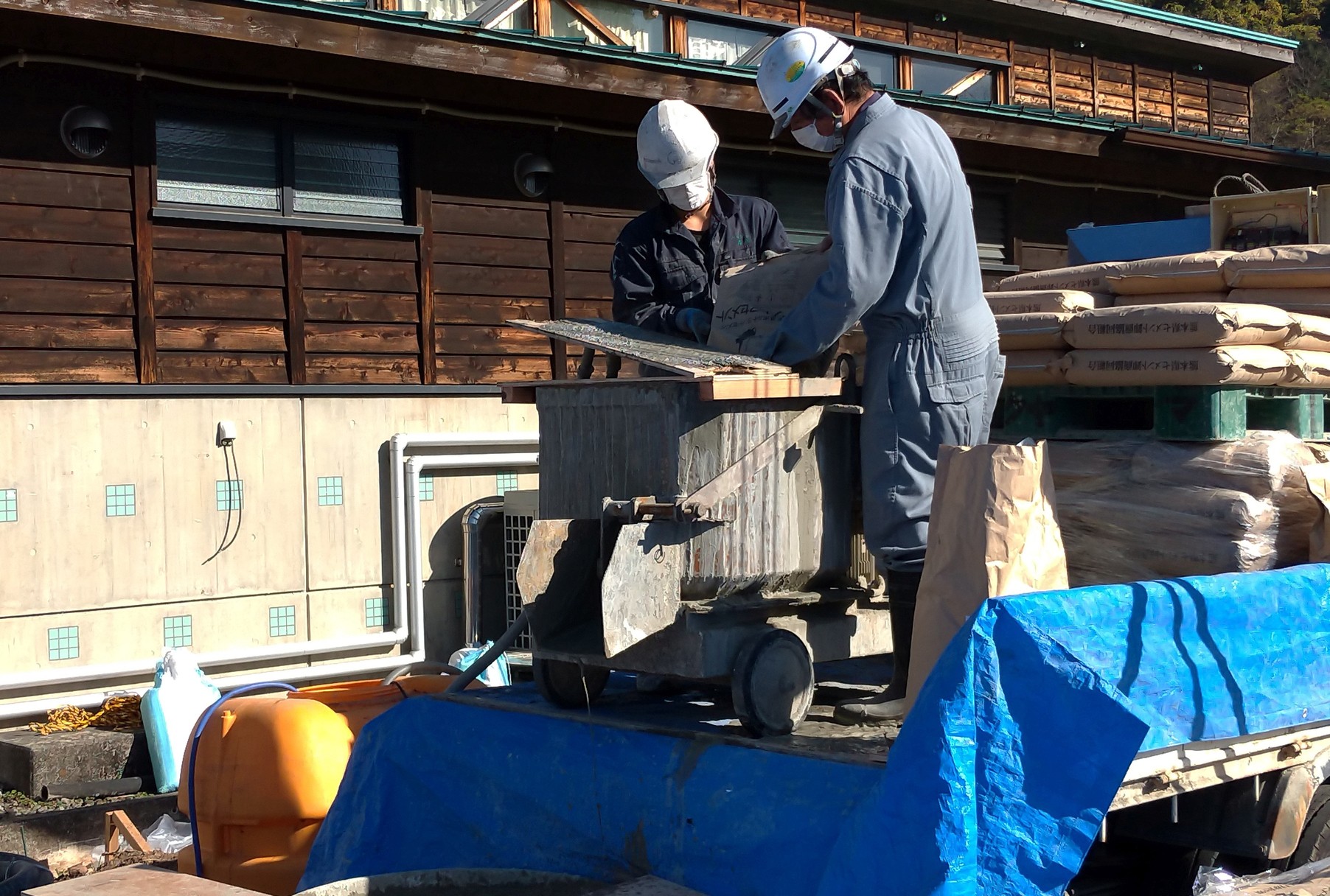 空洞充填材アドサーモのミキシング風景